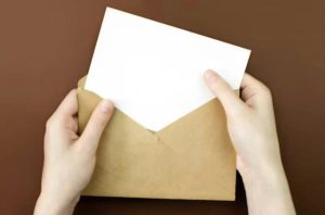 U kancelariji notara muž i njegova ljubavnica prasnuli su u smijeh:Vidiš? Ostala ti je samo ta jadna kuverta!” Žena nije rekla ni riječ. Otvorila je pismo – a već prvi redak učinio je da se oboje ukoče. ☹️😨 - content image