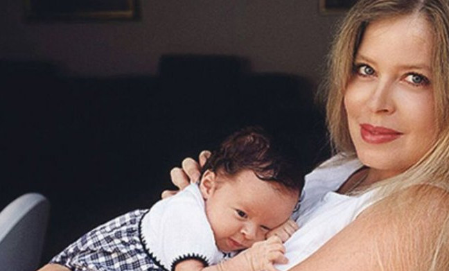 PoginuIa je mesec dana nakon porođaja, a od tada su prošle 22 godine: Evo kako danas izgleda ćerka Ene Begović – ista mati, prirodna Iepotica (Foto) - featured image