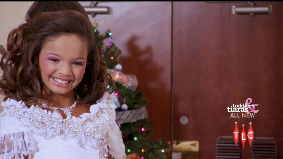 Majka je svojoj osmogodišnjoj ćerki izbelila zube, natapala je u kremi za samopotamnjivanje i davala joj energetska pića: A kada je odrasla nastao je haos - featured image