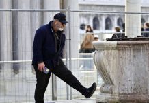 Ženu koja mu je rodila 7 dece šutnuo kao krpu, pa uskočio u krevet 35 godina mlađe: MIljenik žena se zapustio totalno, a ona gledala u njega kao u Boga