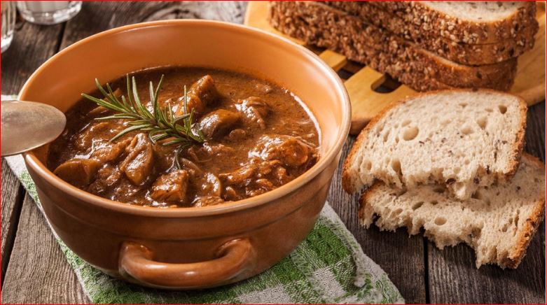 ČUVENI KUHAR OTKRIO RECEPT ZA PRAVI GULAŠ: Zbog 1 sastojka meso bude mekano kao duša, a saft preukusan🍲🍲🍲 - featured image