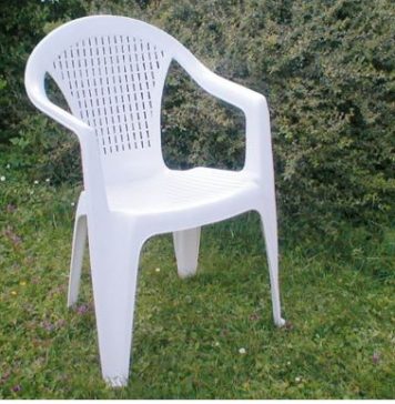 NAJLAKŠI NAČIN PRANJA BIJELIH PLASTIČNIH STOLICA: Potrebno je SAMO da pomiješate JEDAN SASTOJAK sa vodom i FLEKE NESTAJU ZAČAS NAJLAKŠI NAČIN PRANJA BIJELIH PLASTIČNIH STOLICA: Potrebno je SAMO da pomiješate JEDAN SASTOJAK sa vodom i FLEKE NESTAJU ZAČAS - featured image