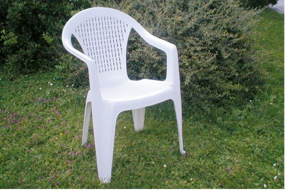 NAJLAKŠI NAČIN PRANJA BIJELIH PLASTIČNIH STOLICA: Potrebno je SAMO da pomiješate JEDAN SASTOJAK sa vodom i FLEKE NESTAJU ZAČAS - featured image