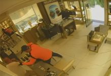 POGLEDAJTE KAKO SU SRPSKI PINK PANTERI ZA MINUT OPLJAČKALI ZLATARU NA HALIKIDIKIJU: Maskirani i naoružani do zuba ispraznili vitrine, radnik na kolenima (video)