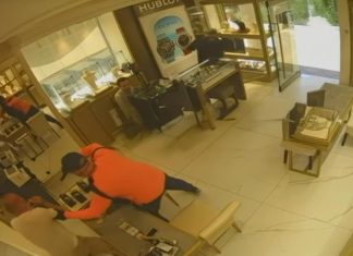 POGLEDAJTE KAKO SU SRPSKI PINK PANTERI ZA MINUT OPLJAČKALI ZLATARU NA HALIKIDIKIJU: Maskirani i naoružani do zuba ispraznili vitrine, radnik na kolenima (video)