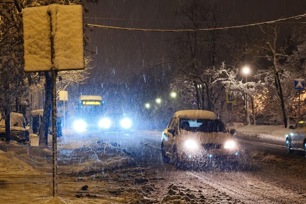 UPALJEN CRVENI ALARM, LEDENA NOĆ PRED SRBIJOM Opasni uslovi širom zemlje, led na ulicama, zima steže i do -15! Pogledajte šta nas čeka narednih sati ali i dana - featured image
