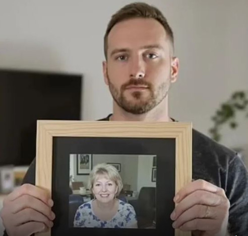 Sin je 3 dana posle smrti majke otvorio njenu fioku i pronašao pismo koje mu je promenilo sudbinu: Sledio se kad je pročitao poruku, ono što je usledilo šokira - featured image Sin je 3 dana posle smrti majke otvorio njenu fioku i pronašao pismo koje mu je promenilo sudbinu: Sledio se kad je pročitao poruku, ono što je usledilo šokira - featured image