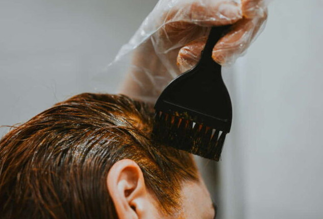 Ovu boju kose žene nakon 50-te moraju zaboraviti – postarava lice za 10 godina - featured image