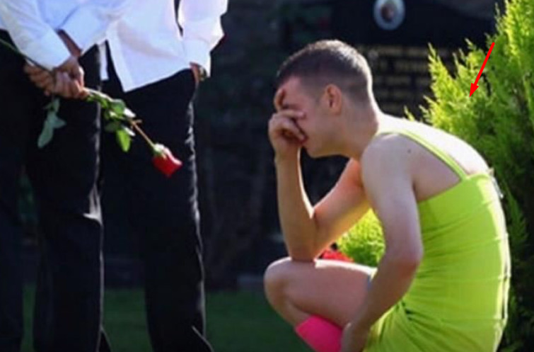 Na sahranu najboljeg prijatelja došao u zelenoj haljini: Na mrežama ga razapeli, a zbog njegovog razloga će vam zastati knedla u grlu - featured image