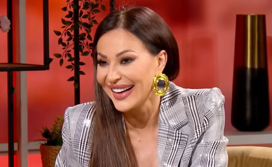 “Udala sam se, mladoženja je svima poznat, Karleuša na aparatima” Ceca Ražnatović pokazala vjenčani prsten, dijamant na ruci blješti - featured image “Udala sam se, mladoženja je svima poznat, Karleuša na aparatima” Ceca Ražnatović pokazala vjenčani prsten, dijamant na ruci blješti - featured image