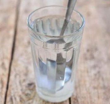 AKO VAM SE STALNO DEŠAVAJU LOŠE STVARI: Čašu vode napunite ovim i ostavite da stoji 24 sata! PREPOROD! AKO VAM SE STALNO DEŠAVAJU LOŠE STVARI: Čašu vode napunite ovim i ostavite da stoji 24 sata! PREPOROD! - featured image