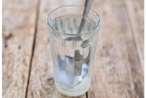 AKO VAM SE STALNO DEŠAVAJU LOŠE STVARI: Čašu vode napunite ovim i ostavite da stoji 24 sata! PREPOROD! - featured image AKO VAM SE STALNO DEŠAVAJU LOŠE STVARI: Čašu vode napunite ovim i ostavite da stoji 24 sata! PREPOROD! - featured image