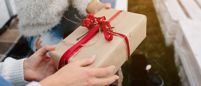 Ako u goste nikada ne idete praznih ruku, psihologija o vama kaže OVO - featured image Ako u goste nikada ne idete praznih ruku, psihologija o vama kaže OVO - featured image