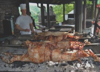 Najeo se jagnjetine u Jablanici, pa pobjegao: Konobar ga ganjao do Banja Luke a pogledajte sta se desilo kad ga je uhvatio!!! Najeo se jagnjetine u Jablanici, pa pobjegao: Konobar ga ganjao do Banja Luke a pogledajte sta se desilo kad ga je uhvatio!!! - featured image