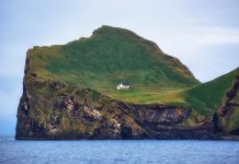Evo kako unutra izgleda najusamljenija kuća na svetu: Nalazi se na pustom ostrvu, priča se da je koristi tajna sekta i decenijama fascinira javnost (FOTO)