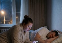 Tihi paketi: Ono što sam vidjela u telefonu svog muža dok je spavao natjeralo me da spakujem kofer još te noći. Tihi paketi: Ono što sam vidjela u telefonu svog muža dok je spavao natjeralo me da spakujem kofer još te noći. - featured image