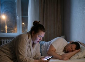 Tihi paketi: Ono što sam vidjela u telefonu svog muža dok je spavao natjeralo me da spakujem kofer još te noći. Tihi paketi: Ono što sam vidjela u telefonu svog muža dok je spavao natjeralo me da spakujem kofer još te noći. - featured image