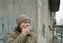 Odlučivši obradovati muža, žena je ranije izašla s posla kako bi ga dočekala na aerodromu. No kad je vidjela tko ga je dočekao, iznenađena je odlučila krenuti za njima i tada je čula muževu rečenicu ….. 😲😲😲 Odlučivši obradovati muža, žena je ranije izašla s posla kako bi ga dočekala na aerodromu. No kad je vidjela tko ga je dočekao, iznenađena je odlučila krenuti za njima i tada je čula muževu rečenicu ….. 😲😲😲 - featured image