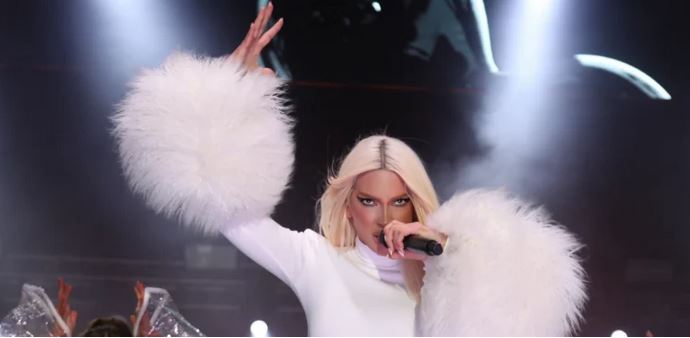 POSLUŠAJTE KAKO KARLEUŠA PJEVA PRIJOVIĆKIN HIT Mreže se usijale, komentari samo pljušte, iznenadila je sve! (VIDEO) - featured image POSLUŠAJTE KAKO KARLEUŠA PJEVA PRIJOVIĆKIN HIT Mreže se usijale, komentari samo pljušte, iznenadila je sve! (VIDEO) - featured image