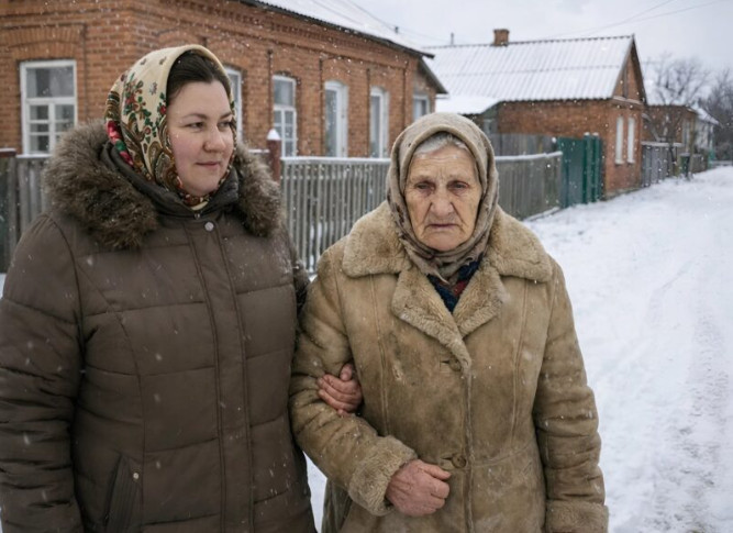 Majka mnoge djece primila je usamljenu stariju ženu s ulice i dopustila joj da ostane u svom domu. Ali ujutro se ispred njihovog dvorišta zaustavio skupi auto sa osiguranjem – a onda se dogodilo nešto što je sve ostavilo u šoku 😱😨 - featured image