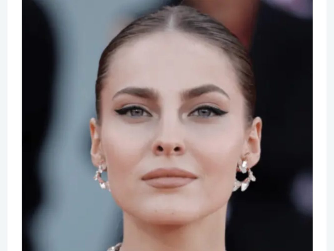 Tek što se saznalo da je u vezi sa DUŠKOM, Džejla Ramović zablistala u bijelom: Pogledajte ih samo blistaju od sreće!!! FOTO - featured image