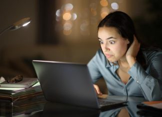 KAKVA PRIČA! MISLILA JE DA JE MUŽ VARA, PA UŠLA NA NJEGOV MEJL: Ono što je videla bilo je 10 puta gore, samo se srušila od šoka