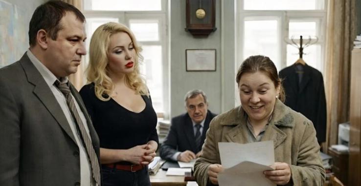 U kancelariji notara muž i njegova ljubavnica prasnuli su u smijeh:Vidiš? Ostala ti je samo ta jadna kuverta!” Žena nije rekla ni riječ. Otvorila je pismo – a već prvi redak učinio je da se oboje ukoče. ☹️😨 - featured image