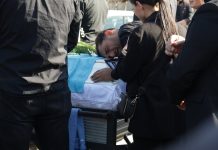 Prizor koji slama srce: Darko jeca nad kovčegom, majka jauče – Više od 500 ljudi na sahrani Dragana Lazića (FOTO/VIDEO) Prizor koji slama srce: Darko jeca nad kovčegom, majka jauče - Više od 500 ljudi na sahrani Dragana Lazića (FOTO/VIDEO) - featured image