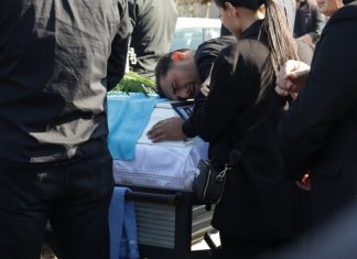 Prizor koji slama srce: Darko jeca nad kovčegom, majka jauče – Više od 500 ljudi na sahrani Dragana Lazića (FOTO/VIDEO) Prizor koji slama srce: Darko jeca nad kovčegom, majka jauče - Više od 500 ljudi na sahrani Dragana Lazića (FOTO/VIDEO) - featured image