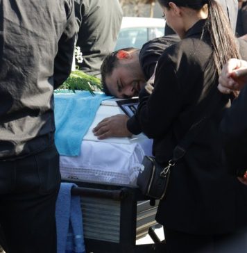 Prizor koji slama srce: Darko jeca nad kovčegom, majka jauče – Više od 500 ljudi na sahrani Dragana Lazića (FOTO/VIDEO) Prizor koji slama srce: Darko jeca nad kovčegom, majka jauče - Više od 500 ljudi na sahrani Dragana Lazića (FOTO/VIDEO) - featured image