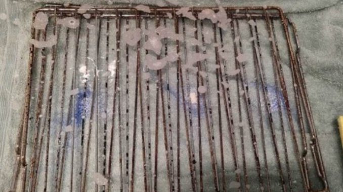 VIŠE NIKAD NEĆETE MORATI DA RIBATE REŠETKE IZ RERNE: Uradite ovo i gledajte kako prljavština sama spada! (FOTO) - featured image