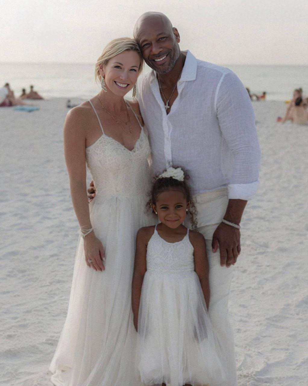 Dvije godine nakon smrti moje supruge ponovno sam se oženio – a onda je moja kći prošaptala: „Tata, nova mama je drugačija kad nisi kod kuće.” - featured image