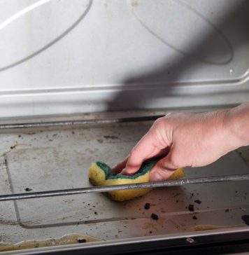 Niste OČISTILI RERNU godinu dana? Evo kako da uklonite MASNOĆU I NASLAGE – ponovo će biti KAO NOVA Niste OČISTILI RERNU godinu dana? Evo kako da uklonite MASNOĆU I NASLAGE - ponovo će biti KAO NOVA - featured image