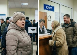 Stajala sam u redu u banci kada sam čula iza sebe glas svekrve: „Zašto ovoj glupi ženi treba novac? Uzmi sve s njenog računa, sine, i hajdemo!“ Moj muž je već pružao kasirki moju karticu i falsifikovanu punomoć. Ali iznenada je kasirka podigla oči, nasmiješila se i izgovorila rečenicu zbog koje su oboje kamenili na mjestu… 😲😲😲 Stajala sam u redu u banci kada sam čula iza sebe glas svekrve: „Zašto ovoj glupi ženi treba novac? Uzmi sve s njenog računa, sine, i hajdemo!“ Moj muž je već pružao kasirki moju karticu i falsifikovanu punomoć. Ali iznenada je kasirka podigla oči, nasmiješila se i izgovorila rečenicu zbog koje su oboje kamenili na mjestu… 😲😲😲 - featured image