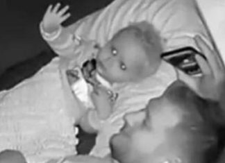 BEBA JE IZ KREVETA UPORNO MAHALA NEKOME: Kada je otac pregledao SNIMAK, umalo nije umro od straha (VIDEO) BEBA JE IZ KREVETA UPORNO MAHALA NEKOME: Kada je otac pregledao SNIMAK, umalo nije umro od straha (VIDEO) - featured image