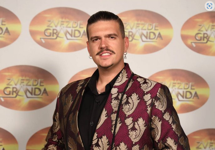 BIO JE FAVORIT U ZVEZDAMA GRANDA, A SAD NE LIČI NA SEBE: Snimili ga na ulici, EVO KAKO SAD IZGLEDA ISAK ŠABANOVIĆ, Ijudi ga zaobiIaze, smrdi na kilometar, pr0pao - featured image