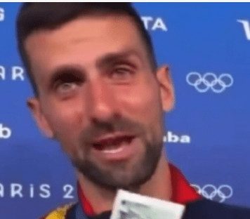 Novinar dao Novaku Đokoviću ovu fotografiju i slavni Srbin je odmah zaplakao!!Pogledajte samo šta se nalazi na fotografiji… Novinar dao Novaku Đokoviću ovu fotografiju i slavni Srbin je odmah zaplakao!!Pogledajte samo šta se nalazi na fotografiji… - featured image