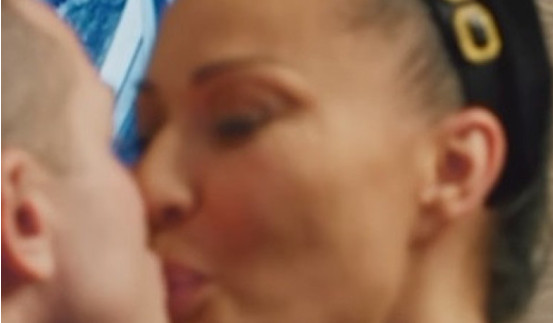 Ceca Ražnatović uhvaćena kako ljubi crnog prezgodnog muškarca: Evo ko je on, svi ga znate - featured image