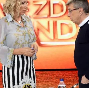 “Gadi mi se, oteo mi je sve” Pjevačica tužila Sašu Popovića, a na spisaku neprijatelja našla se i ova legenda – Ne pričamo već 2 decenije "Gadi mi se, oteo mi je sve" Pjevačica tužila Sašu Popovića, a na spisaku neprijatelja našla se i ova legenda - Ne pričamo već 2 decenije - featured image