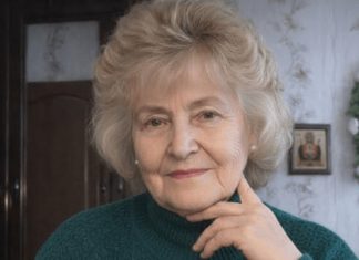 Mama me je molila da je povedem sa sobom na more. Složila sam se — i već prvog večera sam shvatila da ovaj odmor neće biti onakav kakav sam očekivala 😨😢 Mama me je molila da je povedem sa sobom na more. Složila sam se — i već prvog večera sam shvatila da ovaj odmor neće biti onakav kakav sam očekivala 😨😢 - featured image