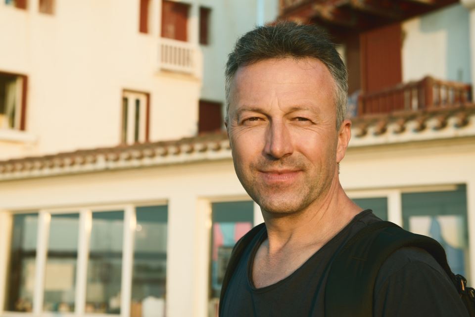 Švalera ćete odmah prepoznati na prvi pogled: Svaki ženskaroš ima ovih 5 ključnih osobina - featured image