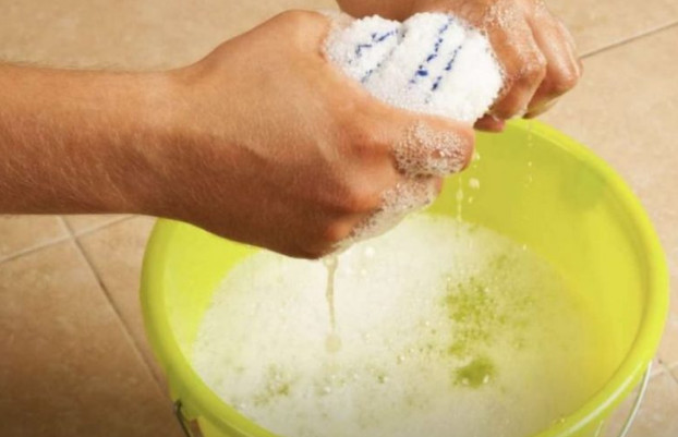 STAVITE KAP OVE TEČNOSTI U VODU I PREBRIŠITE KUĆU: 10 dana nećete videti prašinu – TRIK KOJI SE KORISTI U MUZEJU - featured image STAVITE KAP OVE TEČNOSTI U VODU I PREBRIŠITE KUĆU: 10 dana nećete videti prašinu – TRIK KOJI SE KORISTI U MUZEJU - featured image