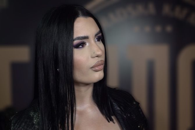 Našu pevačicu MAJKA ostavila sa SEDAM GODINA i otišla sa drugim muškarcem: “VRIŠTALA SAM, nije dozvoljavao da se viđamo!” - featured image