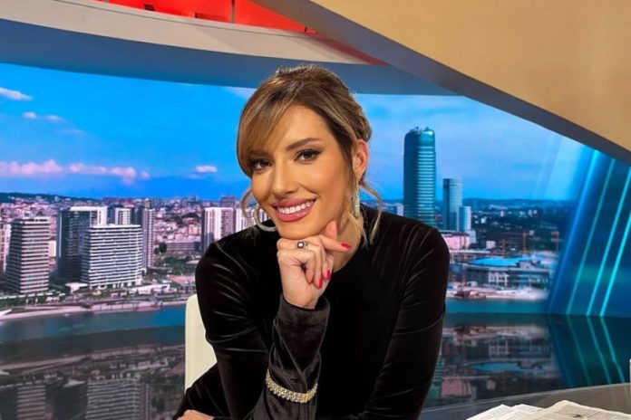 Jovana Joksimović bez trunke šminke i naočarima za vid: Niko je još nikada nije video u ovom izdanju (FOTO) - featured image