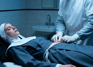 Doveli su tijelo časne sestre u mrtvačnicu, ali kada su počeli rezati njezin habit, pojavila se poruka: Doveli su tijelo časne sestre u mrtvačnicu, ali kada su počeli rezati njezin habit, pojavila se poruka: - featured image