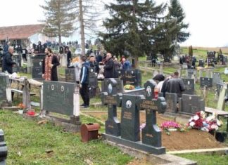 Pokojnika u Rogoznici spustili na zemlju, kada su svi očekivali popov glas, začulo se nešto jezivo: Svi su gutali suze i knedle u grlu Pokojnika u Rogoznici spustili na zemlju, kada su svi očekivali popov glas, začulo se nešto jezivo: Svi su gutali suze i knedle u grlu - featured image