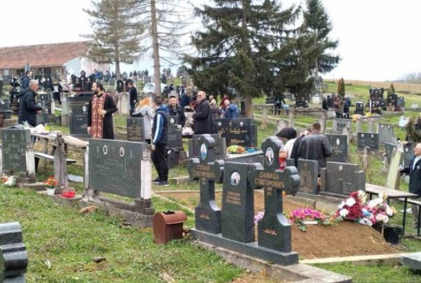Pokojnika u Rogoznici spustili na zemlju, kada su svi očekivali popov glas, začulo se nešto jezivo: Svi su gutali suze i knedle u grlu - featured image