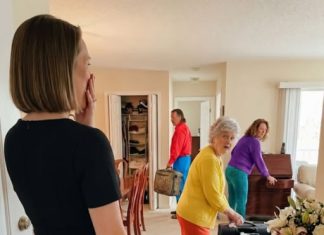 Nakon sahrane mog muža, vratila sam se kući, a crna haljina još mi se lepila za kožu. Otvorila sam vrata… i zatekla svekrvu i još osam članova porodice kako pakuju kofere, kao da su u hotelu. Nakon sahrane mog muža, vratila sam se kući, a crna haljina još mi se lepila za kožu. Otvorila sam vrata… i zatekla svekrvu i još osam članova porodice kako pakuju kofere, kao da su u hotelu. - featured image