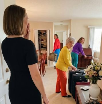 Nakon sahrane mog muža, vratila sam se kući, a crna haljina još mi se lepila za kožu. Otvorila sam vrata… i zatekla svekrvu i još osam članova porodice kako pakuju kofere, kao da su u hotelu. Nakon sahrane mog muža, vratila sam se kući, a crna haljina još mi se lepila za kožu. Otvorila sam vrata… i zatekla svekrvu i još osam članova porodice kako pakuju kofere, kao da su u hotelu. - featured image