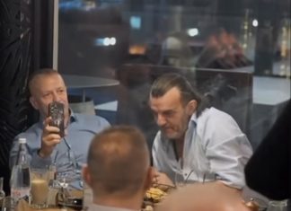 “Zaista ne znam ko je gospodin, jer se te noći sa mnom slikalo mnogo ljudi. Svima sam izašao u susret…” – Aca Lukas se oglasio nakon sporne fotografije "Zaista ne znam ko je gospodin, jer se te noći sa mnom slikalo mnogo ljudi. Svima sam izašao u susret..." - Aca Lukas se oglasio nakon sporne fotografije - featured image